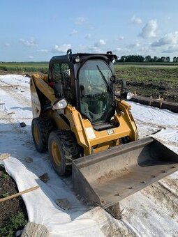 Šmykom riadený nakladač Caterpillar 236d s ŠPZ