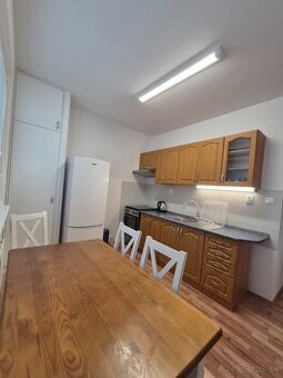 Prenájom 3 izbový byt s balkónom vhodný pre rodiny s detmi