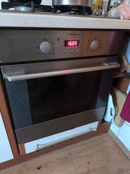 Darujem vstavaný sporák