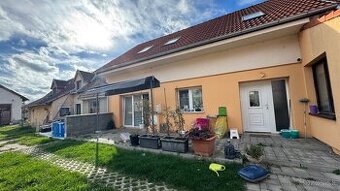 Priestranný zrekonštruovaný rodinný dom na prenájom v Lozorn