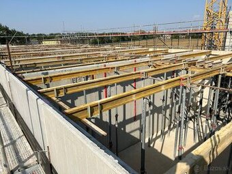 Hladám tesárov-šalovačov, betonárov na fušku medzi sviatkami