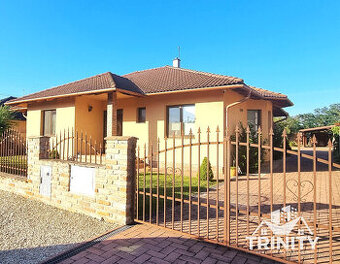 Na predaj 4-izbový rodinný dom s garážou a zimnou záhradou v