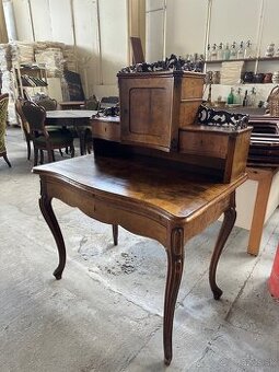 starožitný písaci stolík s nadstavbou