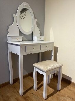 Kozmetický stolík