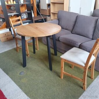 Predám drevený okrúhli stôl IKEA s 2 stoličkami