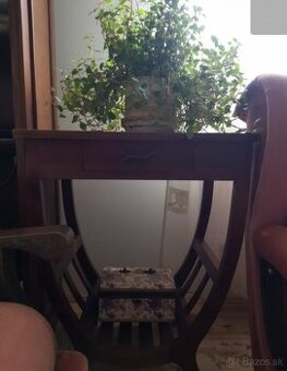 Rustikalny nocny dreveny stolik