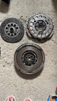 Spojka z zotrvačnikom