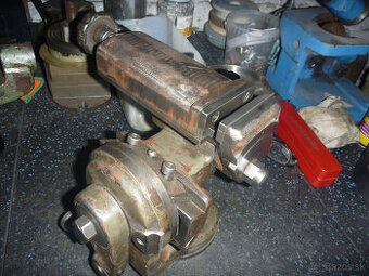 Otočno-výklopný zverák na nástrojovú brúsku N1