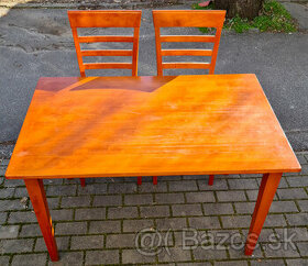 Predám drevený kuchynský stôl + 4 stoličky