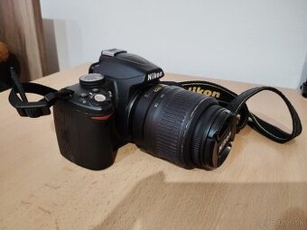 Nikon D3000 + brašňa + objektív + popruh
