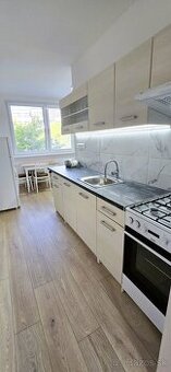 Prenájom zrekonštruovaného 2-izbového bytu v centre Nitry