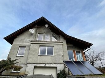 Moderný rodinný dom v tichej ulici s nádherným pozemkom - 1