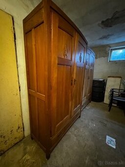 Staré skrine drevené stolik