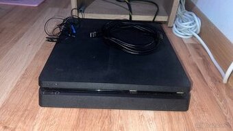 Predám PlayStation 4 Slim 500 GB + 2 ovládače + hry – TOP ST
