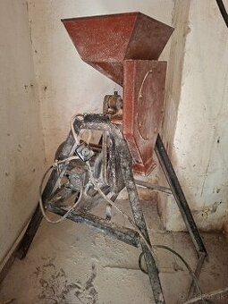 Šrotovnik melak na obilie kukuricu