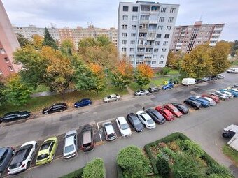 JUH - 3izb.byt, Spolu 77 m2, nový výťah, 4p., 2x kumbál, piv