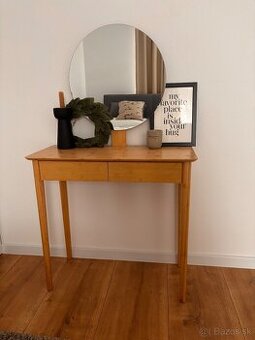 Toaletny kozmeticky stolik