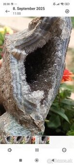 CAchátová geóda s chalcedonom a ametystom v dutine- Brazília