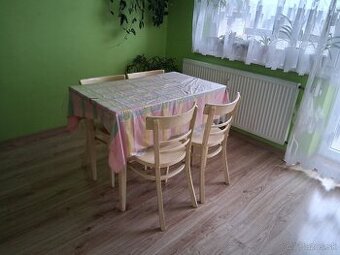 Jedálenský stôl a stoličky