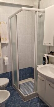 Rohové dvere na sprchový kút