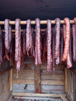 domáce vyzreté divinové klobásy, slanina