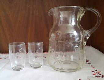 Skleneny dzban na vino.