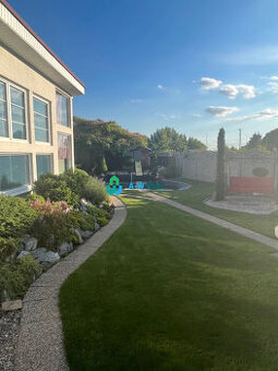 Znížená cena  Rodinný dom s vnútorným aj vonkajším bazénom 