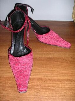 Bordove lodicky sandale 39