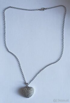 Strieborná retiazka s príveskom srdca s kameňmi