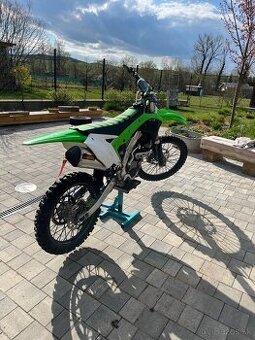 Kawasaki KXF 250 (2017) – TOP stav, po generálke