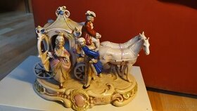 Starožitný  porcelánový kôň a kočiar s dvorným párom