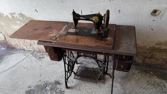 Predám dva staré šijacie stroje.