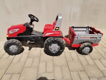 Traktor s vlečkou