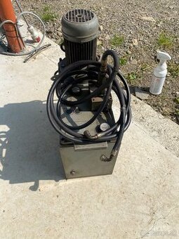Elektrická hydraulická pumpa s tlakomerom