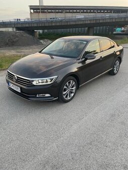 VW Passat, highline, 142 000 km, virtual cocpit, manuál