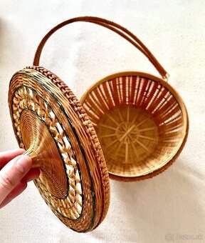 Uzatvárateľný prútený košík