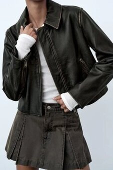 Skrátená kožená bunda ZARA so zničeným efektom.