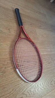 Predam cervenu tenisovu raketu
