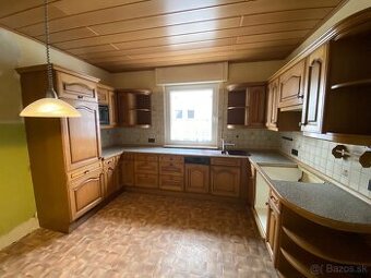 Kuchynská linka – MASÍVNE dvierka – NA SKLADE