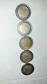 2 eurové a 1 eurové mince
