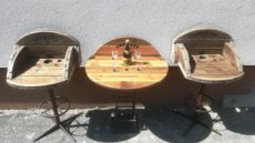 Sedacia suprava - dreveny stol a dve barove stolicky - 1