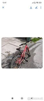 Červený horský bicykel