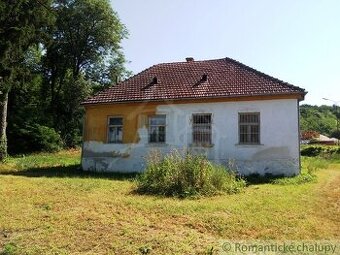 Zachovalý bývalý mlyn na väčšom pozemku v obci Modrovka