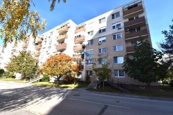 EXKLUZÍVNE Priestranný 2-izbový byt s balkónom v centre Gala