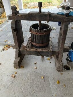 starý drevený preš na hrozno