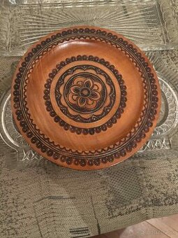 ručne vyrezávaný drevený tanier z historického Poľska