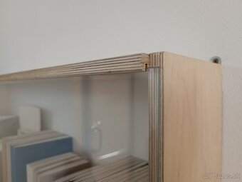 Drevená polica / vitrína z preglejky a skla (top stav)