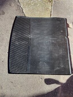 Gumená vanička do auta