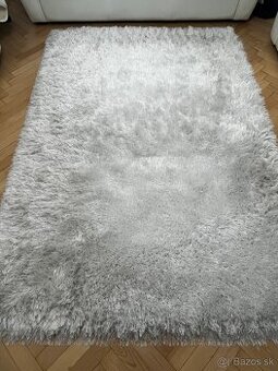 Novel,vysoký ,hustý vlas, biely so strieborný