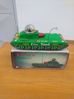 Stara hracka plechovy tank
